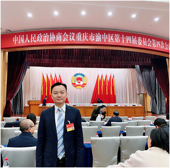 王普:重慶渝中區(qū)政協(xié)常委、民建重慶市委企專委委員、重慶人文科技學(xué)院客座教授、重慶朝天門餐飲控股集團(tuán)董事長、重慶博茂餐飲集團(tuán)董事長