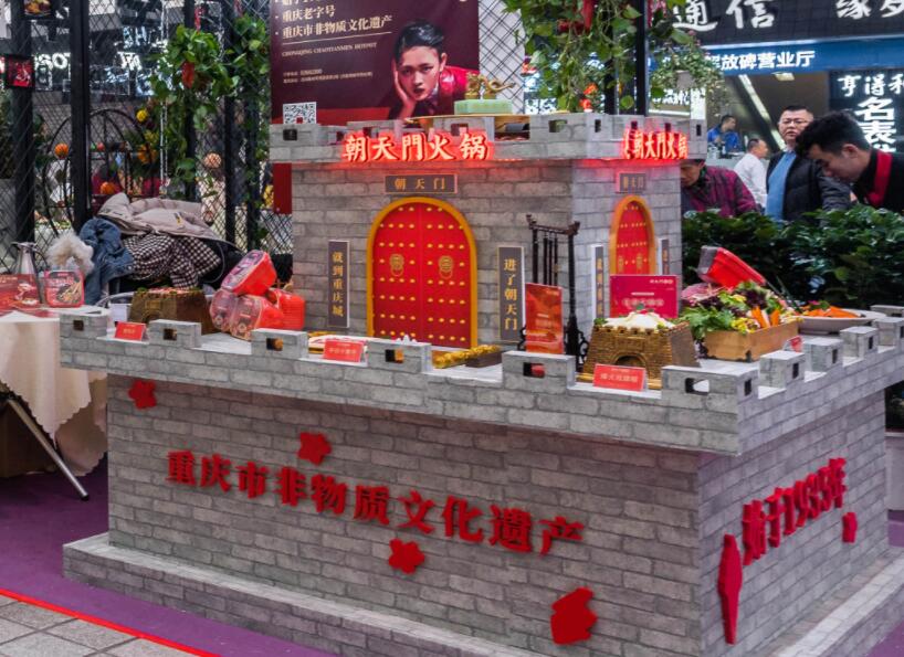 內(nèi)江開火鍋加盟店合適嗎？當?shù)厥袌鋈绾危? /> 
</p>
<p>
	1.火鍋店眾多，可行性較高
</p>
<p>
	內(nèi)江雖然有“甜城”之稱，但是當?shù)厝巳匀浑x不了麻辣的魂，對火鍋的喜愛是溢于言表的。我們可以看到內(nèi)江的火鍋店數(shù)量并不少，這就說明一個問題，在內(nèi)江開火鍋店的可行性是非常高的。我們可以對比各個火鍋店的品牌特色，通過優(yōu)劣分析，找到更加適合市場的發(fā)展道路。
</p>
<p>
	2.人文景觀多，消費需求旺
</p>
<p>
	我們都知道，內(nèi)江是一座文化古城，培育了多位杰出的歷史名人，孔子之師萇弘和國畫大師張大千都是其中之一。當?shù)氐娜宋?、自然景觀非常多，深厚的文化氛圍吸引了眾多的旅客，由此，助長了當?shù)氐南M需求，不管什么地方來的游客，只要到了內(nèi)江，肯定都是要吃一吃火鍋的。外來消費需求不斷上漲，再加上內(nèi)部本地人對美食的不盡喜愛和執(zhí)著追求，都為在內(nèi)江開火鍋加盟店提供了良好的發(fā)展契機。
</p>
<p>
	3.品牌雜亂，選擇需謹慎
</p>
<p>
	雖然從以上兩點我們都可以看出，內(nèi)江的火鍋加盟市場非常旺盛，但是并非所有人都能一舉成功，目前的火鍋行業(yè)是火爆與危機并存的，發(fā)展形勢好，但也面臨著市場混亂，品牌多而雜，市場約束不足等問題，因而，作為投資人我們就得保持應(yīng)有的理性和判斷力，選擇品牌時要盡可能地選擇那些有一定市場知名度和威望的火鍋品牌。
</p>
<p>
	綜上所述，內(nèi)江是一個吃火鍋氛圍濃烈的城市，當?shù)夭粌H市場好，需求也旺，但是你也應(yīng)該明了的一點是，有開店想法的并不止你一人，大家都在爭分奪秒地搶奪資源，因此，為了避免好品牌、好門面被他人搶占，建議盡早行動。以上就是我們的相關(guān)回答了，如有其它疑問，可給我們留言。
</p>                        </div>
                    </div>
                </div>
                <div   id=
