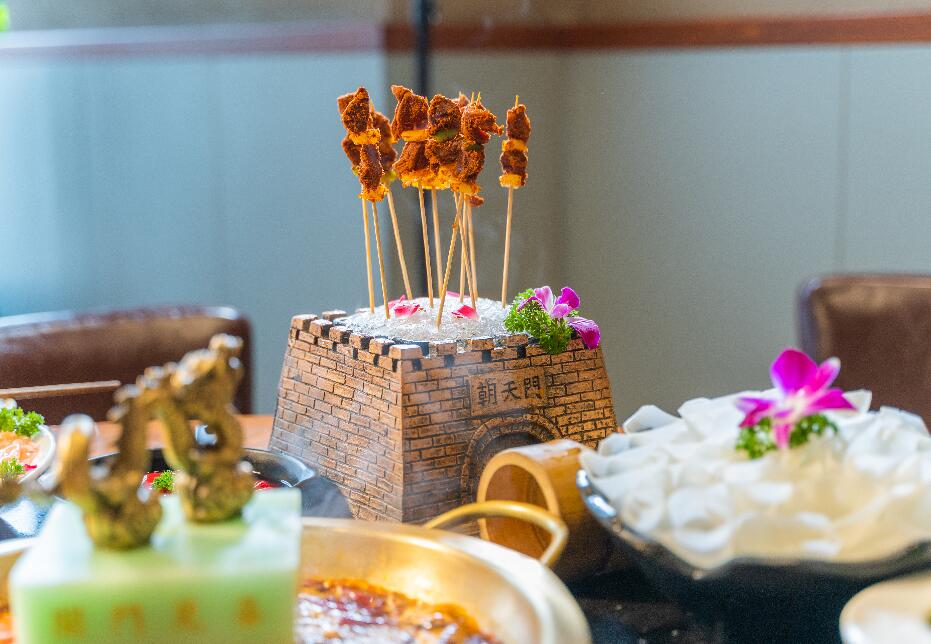 朝天門火鍋有特色嗎？菜品擺盤如何？