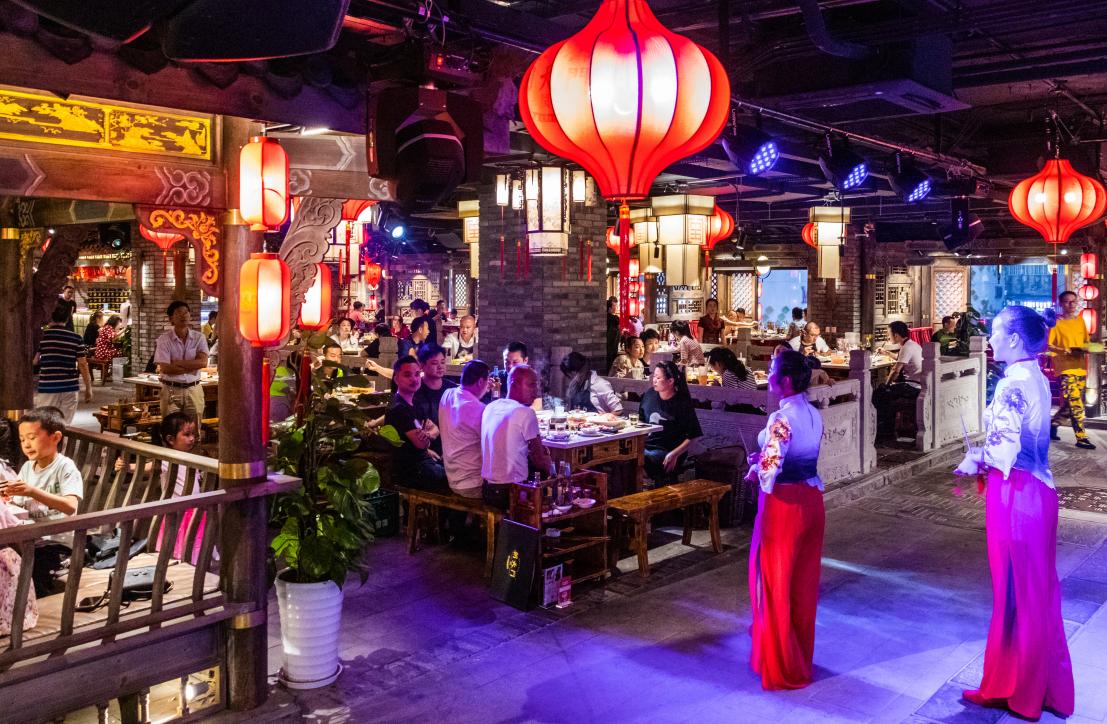 黑河開火鍋加盟店，選明星店還是老品牌？