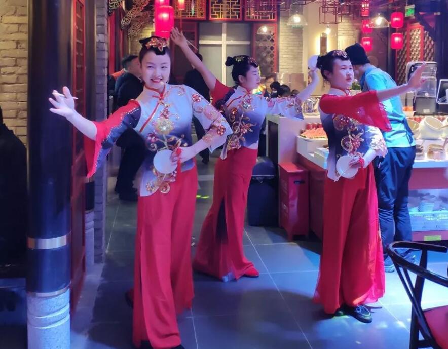 朝天門火鍋的裝修是統(tǒng)一的風(fēng)格和模板嗎？