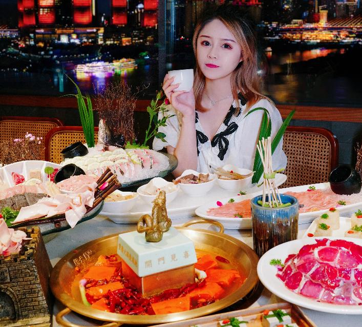 重慶餐飲加盟什么項(xiàng)目啟動(dòng)難度?。? /> 
</p>
<p>
	首先：集中配送，統(tǒng)一標(biāo)準(zhǔn)
</p>
<p>
	一直以來(lái)，連鎖火鍋加盟憑借快速?gòu)?fù)制、標(biāo)準(zhǔn)統(tǒng)一的特色，與其他餐飲形成了鮮明的對(duì)比，產(chǎn)業(yè)優(yōu)勢(shì)也日益凸顯。傳統(tǒng)的餐飲需要一位大廚，并且很難做好味道的把控，今天可能咸一點(diǎn)，明天口味可能淡一點(diǎn)，味道隨時(shí)發(fā)生變動(dòng)。而火鍋所有核心原料（底料、香油、特色化產(chǎn)品）皆是按照統(tǒng)一標(biāo)準(zhǔn)生產(chǎn)，集中配送，能有效減少口感差異，保持味道恒定不變。
</p>
<p>
	其次：出品模板化，工序簡(jiǎn)單
</p>
<p>
	要想<a href=