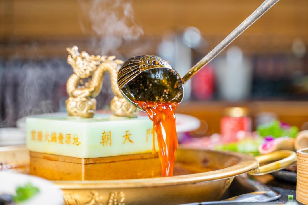 南派火鍋油碟燙毛肚，北派火鍋麻醬涮羊肉