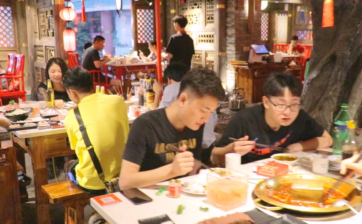 火鍋店桌椅，這么選！居然還提高了營業(yè)額？