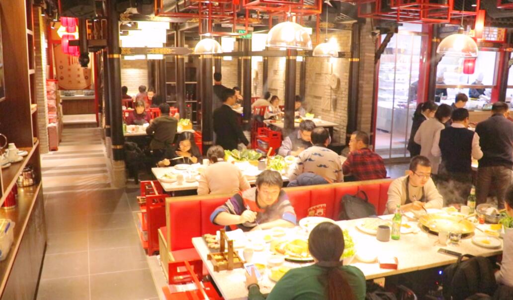 招5個服務員，可以開一家重慶火鍋店？
